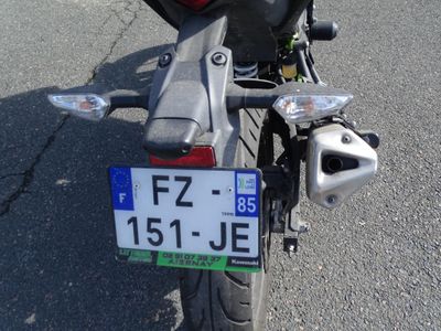 une moto avec une plaque d'immatriculation à l'arrière