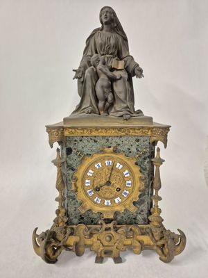 une statue de femme assise au sommet d'une horloge