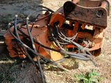 un tracteur qui est à l'arrêt dans la boue