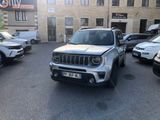 une jeep argentée garée sur un parking à côté d'autres voitures