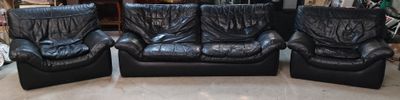 ROCHE BOBOIS. Un mobilier de salon en cuir noir, comprenant …