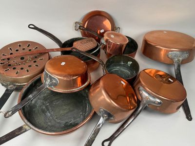 beaucoup de casseroles et de poêles sur la table