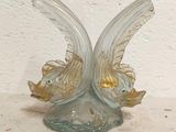 deux oiseaux en verre posés sur une table