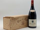 une bouteille de vin posée à côté d'une caisse en bois