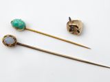 deux épingles à cheveux plaquées or, ornées d'opalite et de pierres d'opalite