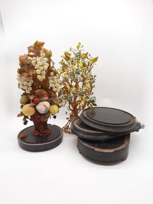 des casseroles et des poêles posées sur une table, avec une plante au milieu