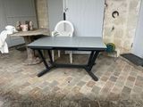 une table posée sur une terrasse en briques