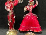 deux figurines représentant un homme et une femme vêtus de rouge