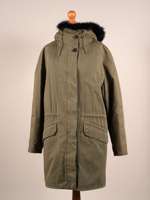 une parka vert olive avec un col et des poignets en fourrure noire
