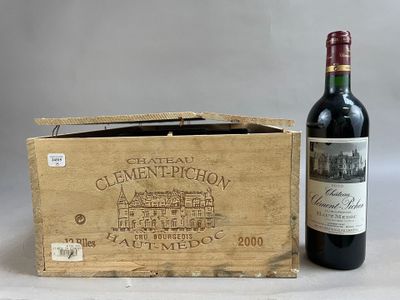 une bouteille de vin posée à côté d'une caisse en bois