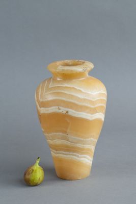 un petit vase et une poire sur la table