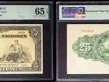 Trois types de monnaies différents sont exposés dans une vitrine