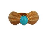 un gros plan d'une bague sertie d'une pierre de turquoise