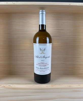 une image représentant une bouteille de vin posée sur une caisse en bois