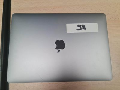 une photo d'un ordinateur portable Apple posé sur une table