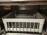 une photo d'un lave-vaisselle sale dans une cuisine