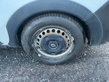 un gros plan d'un pneu sur le flanc d'une voiture
