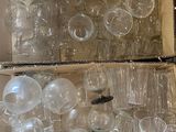 une boîte remplie de verres à vin vides posée par terre