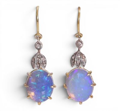 une paire de boucles d'oreilles en oplite et diamants