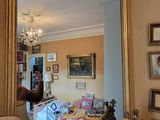 un grand miroir au milieu du salon