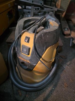 un aspirateur posé par terre dans le garage