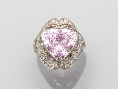 une bague en saphir rose et diamant