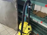 un aspirateur posé sur le sol d'une pièce