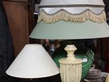 une lampe posée sur une table dans une pièce