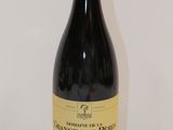 une bouteille de vin posée sur une table