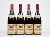 trois bouteilles de vin sont alignées sur une surface blanche