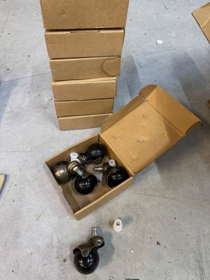 7 cartons de roulettes pour meubles (en l'état)