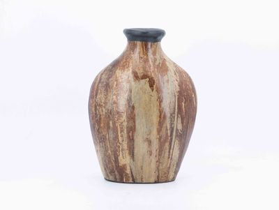 un vase marron avec un couvercle noir sur fond blanc