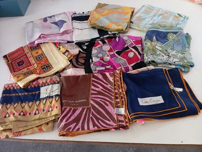 plusieurs types de foulards différents disposés sur une table