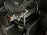 une machine posée sur le comptoir d'une cuisine