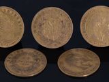 trois types différents de pièces d'or sur un fond noir