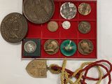 une boîte rouge contenant un tas de pièces et une corde