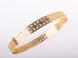 un bracelet en or orné d'une croix