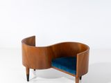 une photo d'un banc en bois sur lequel est posé un coussin bleu