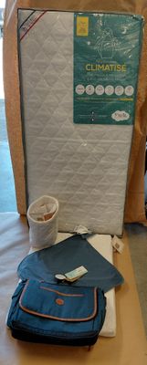 une boîte contenant un matelas et quelques autres objets posée sur la table