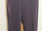 une photo d'un mannequin portant un pantalon violet