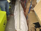 un homme debout dans une pièce où il y a beaucoup de cartons par terre