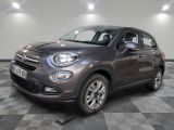 Le SUV Fiat gris est garé sur un sol en carrelage à damier.