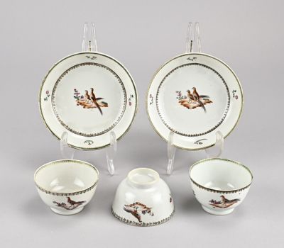 quatre pièces de vaisselle en porcelaine (assiettes et tasses) ornées d'oiseaux