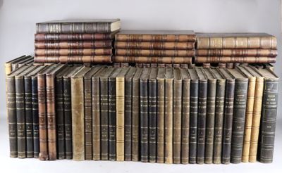 plusieurs vieux livres empilés les uns sur les autres sur une étagère