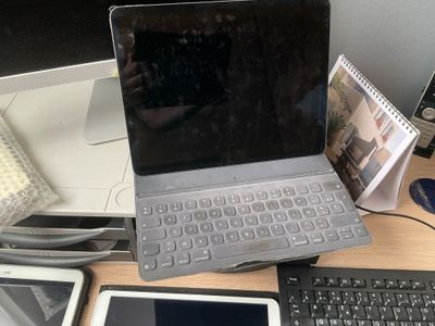 un ordinateur portable et une tablette posés côte à côte sur un bureau