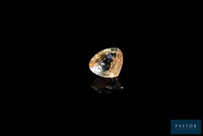 un diamant jaune sur fond noir