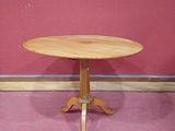 une table en bois avec un plateau en bois posée sur un tapis rose