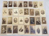 une vieille photo représentant un groupe d'hommes et de femmes en uniforme militaire