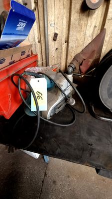 une image représentant une table sur laquelle sont posés de nombreux outils