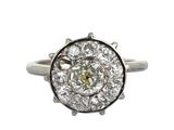 gros plan d'une bague en diamant sur fond blanc